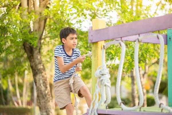Kleine Jongen Spelen Speeltuin Outdoor — Stockfoto