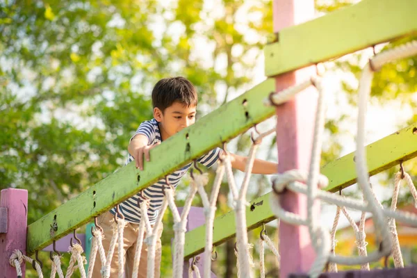 Kleine Jongen Spelen Speeltuin Outdoor — Stockfoto