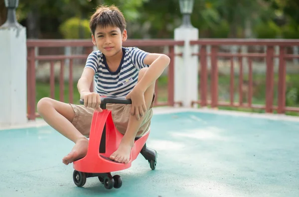 Pequeno Menino Asiático Montando Brinquedo Bicicleta Casa Com Rosto Feliz — Fotografia de Stock