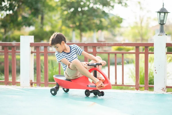 Pequeno Menino Asiático Montando Brinquedo Bicicleta Casa Com Rosto Feliz — Fotografia de Stock