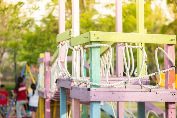 Bambino Che Gioca Nel Parco Giochi All Aperto — Foto Stock