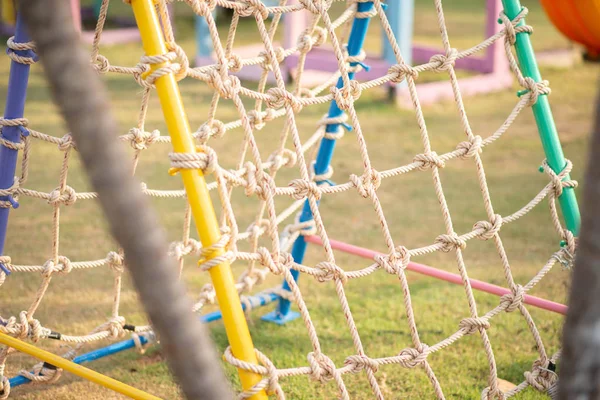 Bambino Che Gioca Nel Parco Giochi All Aperto — Foto Stock