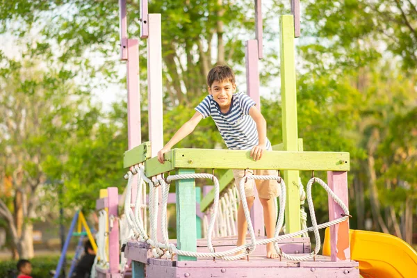 Kleiner Junge Spielt Auf Dem Spielplatz Freien — Stockfoto