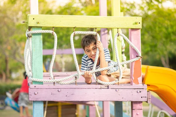 屋外の遊び場で遊んでいる小さな男の子 — ストック写真