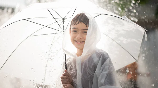 Liten Pojke Som Spelar Vatten Droppar Fontän Duken Och Paraply — Stockfoto