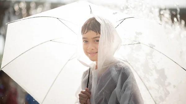 Menino Jogando Água Gotas Fonte Sob Pano Guarda Chuva — Fotografia de Stock