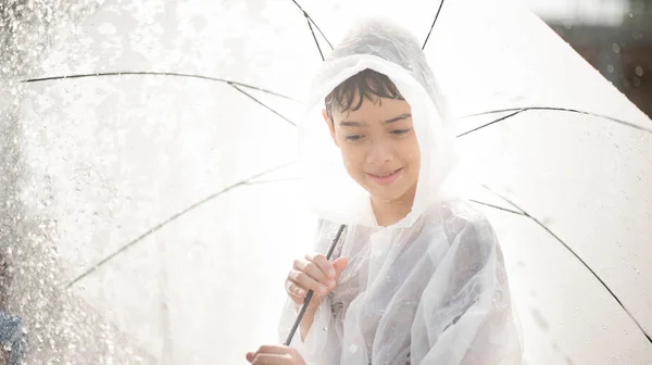 Menino Jogando Água Gotas Fonte Sob Pano Guarda Chuva — Fotografia de Stock