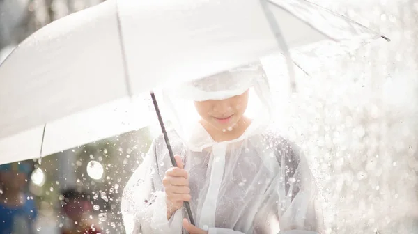 Мальчик Играющий Воду Роняет Фонтан Тряпкой Зонтиком — стоковое фото