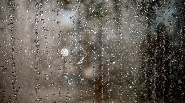 Bambino Che Gioca Gocce Acqua Fontana Sotto Panno Ombrello — Foto Stock