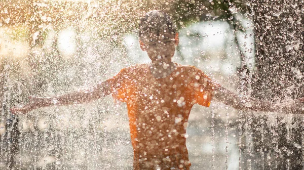 Мальчик Играющий Воду Роняет Фонтан Тряпкой Зонтиком — стоковое фото