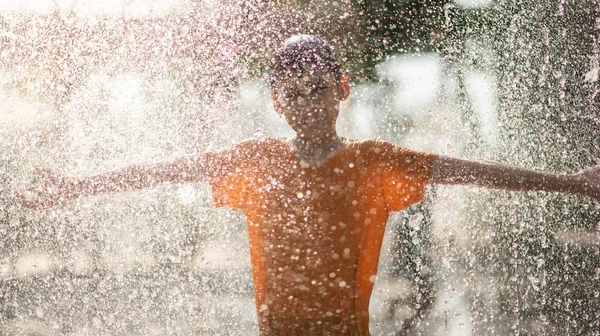 Liten Pojke Som Spelar Vatten Droppar Fontän Duken Och Paraply — Stockfoto