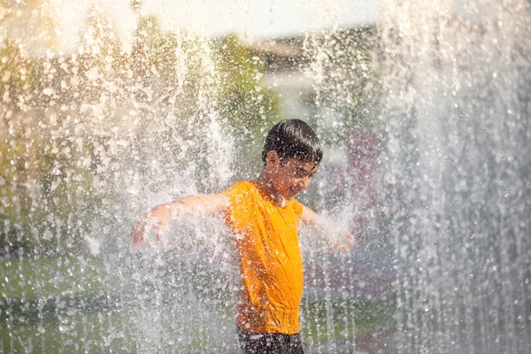 Niño Jugando Gotas Agua Fuente Debajo Tela Paraguas — Foto de Stock