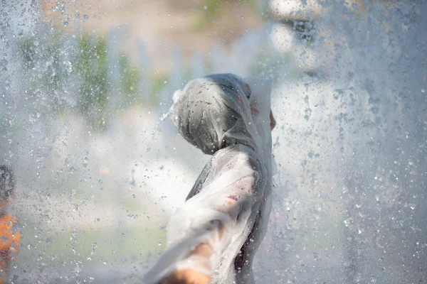 Kleine Jongen Spelen Water Druppels Fontein Onder Doek Paraplu — Stockfoto