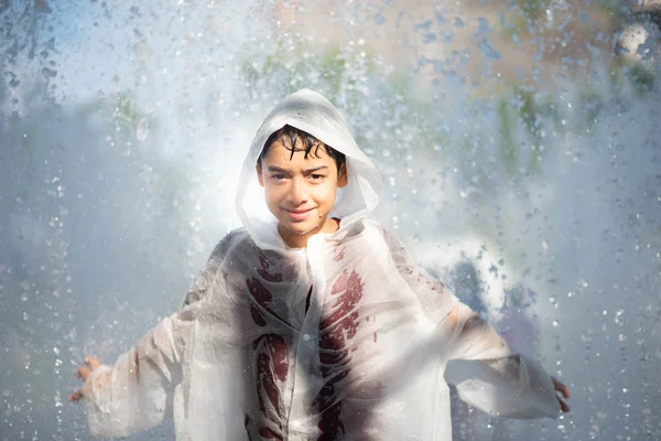 Niño Jugando Gotas Agua Fuente Debajo Tela Paraguas — Foto de Stock