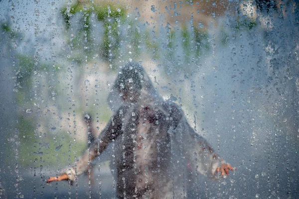Kleiner Junge Spielt Wassertropfen Springbrunnen Unter Tuch Und Regenschirm — Stockfoto