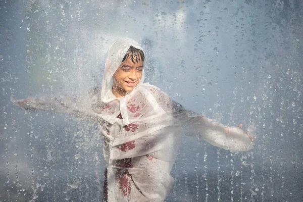 Liten Pojke Som Spelar Vatten Droppar Fontän Duken Och Paraply — Stockfoto