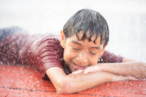 Menino Jogando Água Gotas Fonte Sob Pano Guarda Chuva — Fotografia de Stock