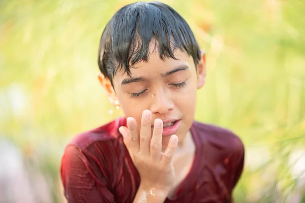 Liten Pojke Som Spelar Vatten Droppar Fontän Duken Och Paraply — Stockfoto