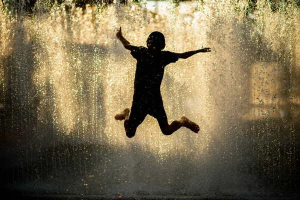 Menino Jogando Água Gotas Fonte Sob Pano Guarda Chuva — Fotografia de Stock