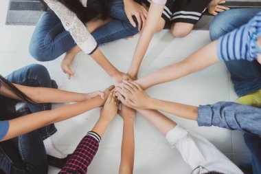 Öğrencinin dostluk ve takım çalışması el ele