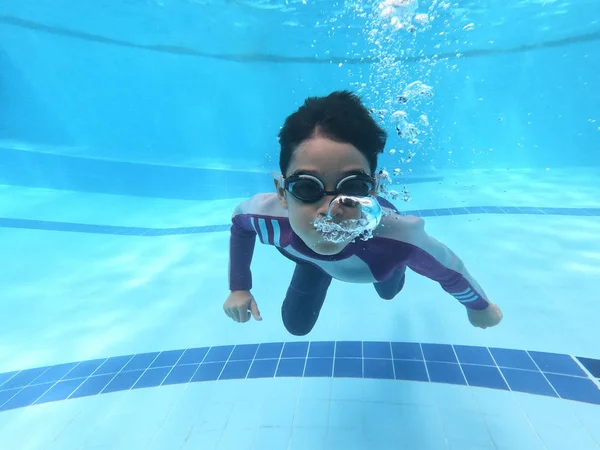 Piccoli Ragazzi Che Nuotano Tuffano Piscina Sotto Colpo Acqua — Foto Stock