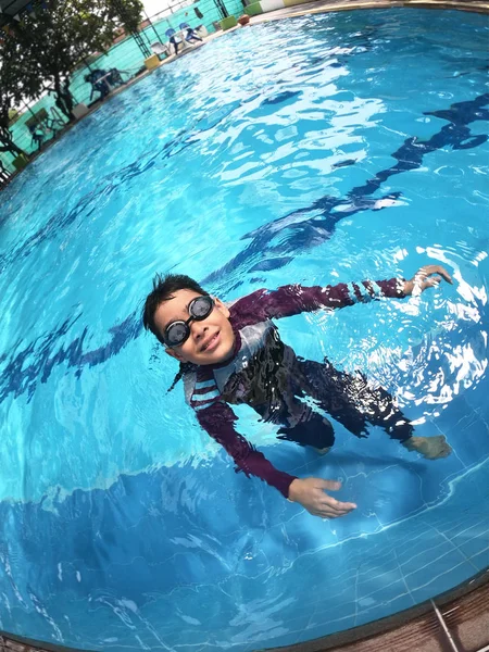 Små Pojkar Simning Och Dykning Vid Poolen Vatten Sköt — Stockfoto