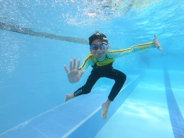 Piccoli Ragazzi Che Nuotano Tuffano Piscina Sotto Colpo Acqua — Foto Stock