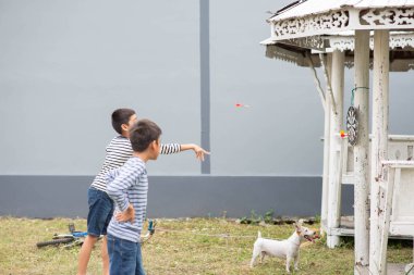 Küçük çocuk dart kurulu aile açık hava etkinliği oynarken 