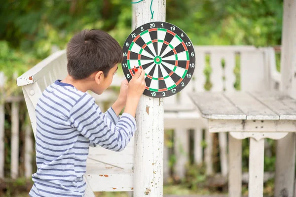 Liten Pojke Spela Dart Styrelse Familj Utomhus Aktivitet — Stockfoto