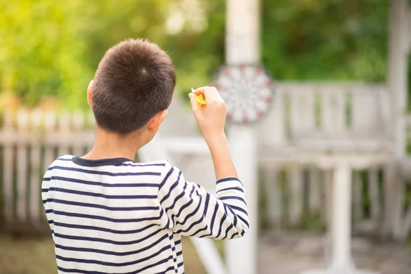 小男孩玩飞镖板家庭户外活动 — 图库照片
