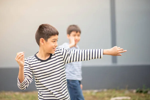 Liten Pojke Spela Dart Styrelse Familj Utomhus Aktivitet — Stockfoto