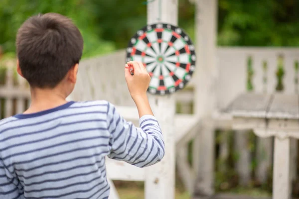 小男孩玩飞镖板家庭户外活动 — 图库照片