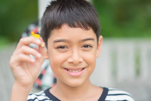 Kleiner Junge Spielt Dartscheibe Familie Outdoor Aktivität — Stockfoto