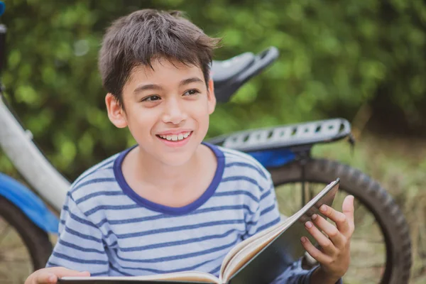 Jongetje Lezen Boek Zitten Met Fiets Het Park — Stockfoto