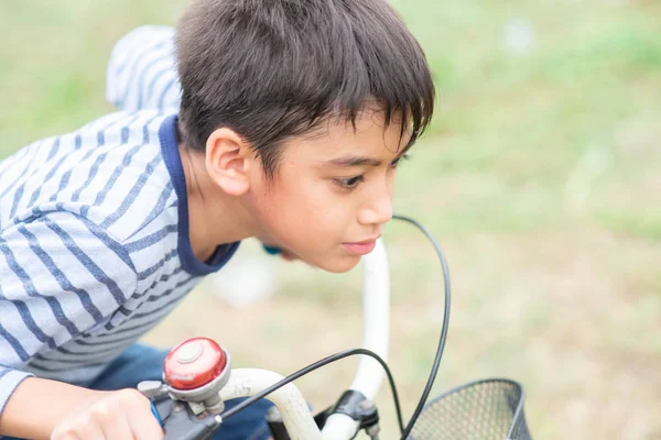 Menino Jogando Dardos Bordo Família Atividade Livre — Fotografia de Stock