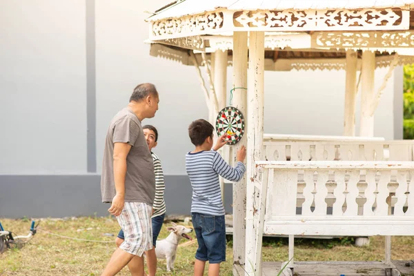 Niño Jugando Dardos Tablero Familia Actividad Aire Libre — Foto de Stock