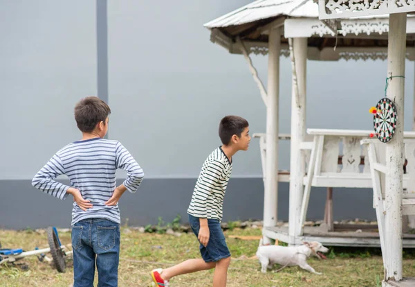 Menino Jogando Dardos Bordo Família Atividade Livre — Fotografia de Stock