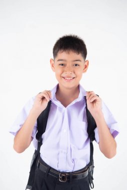 Beyaz arka plan üzerinde öğrenci üniformalı Küçük Asain çocuk