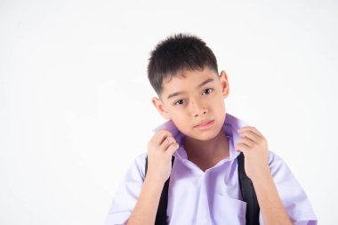 Beyaz arka plan üzerinde öğrenci üniformalı Küçük Asain çocuk