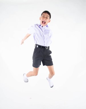 Beyaz arka plan üzerinde öğrenci üniformalı Küçük Asain çocuk