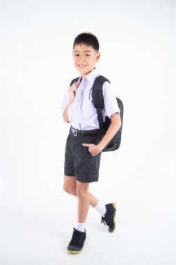 Beyaz arka plan üzerinde öğrenci üniformalı Küçük Asain çocuk