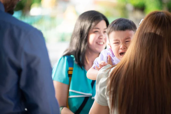 Menino Choro Primeiro Dia Jardim Infância Escola Com Mãe — Fotografia de Stock