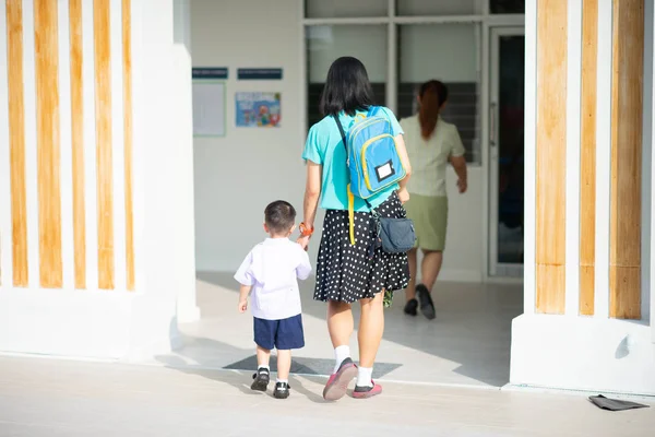 小さな幼児の男の子が泣く 母親と学校の幼稚園で初日 — ストック写真