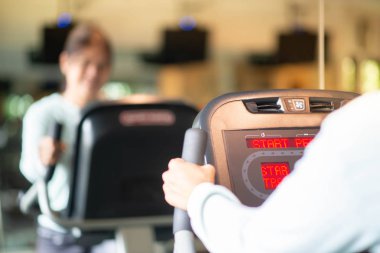 Asyalı kadın Gym kilo kaybı egzersiz egzersiz dışarı çalışmak