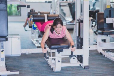 Asyalı kadın Gym kilo kaybı egzersiz egzersiz dışarı çalışmak