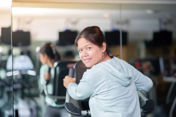 Ασιατικές Γυναίκα Εργάζονται Έξω Άσκηση Στο Γυμναστήριο Απώλεια Βάρους Royalty Free Εικόνες Αρχείου