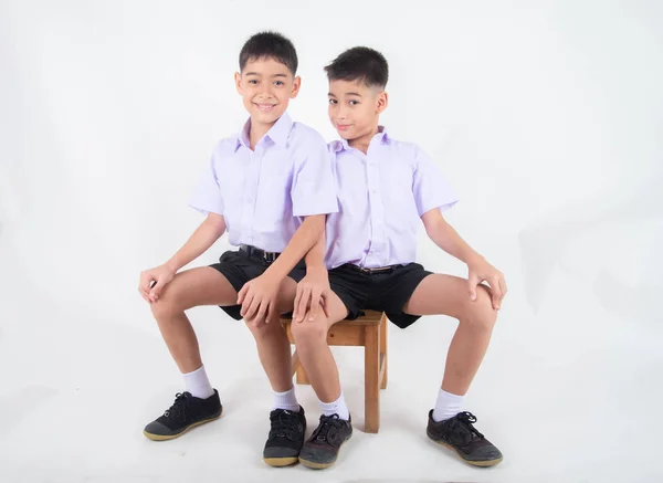 Pouco Asiático Irmãos Meninos Estudante Uniforme Posar Juntos Fundo Branco — Fotografia de Stock