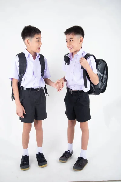 Kleine Asiatische Geschwister Jungen Studentenuniform Posieren Zusammen Auf Weißem Hintergrund — Stockfoto