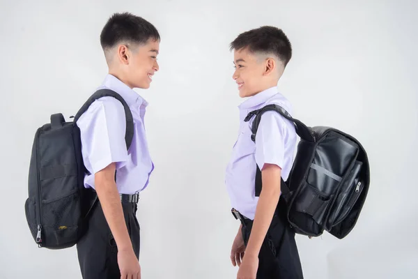 Kleine Aziatische Sibling Jongens Student Uniform Pose Samen Witte Achtergrond — Stockfoto