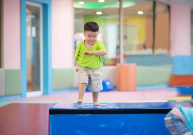 Küçük yürümeye başlayan çocuk kapalı spor salonu egzersiz çalışma